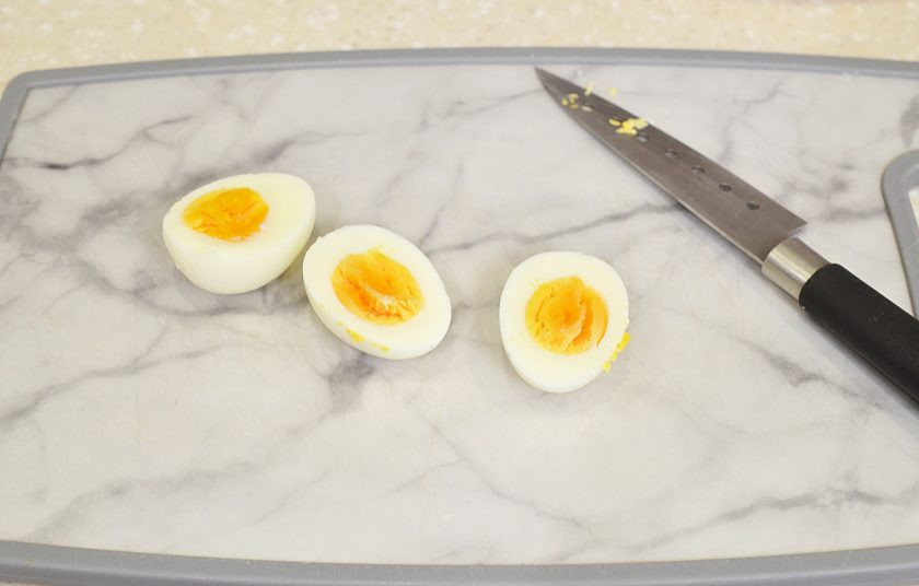 1. Этап. Яйца по-русски: Яйца отварите, охладите, разрежьте пополам.