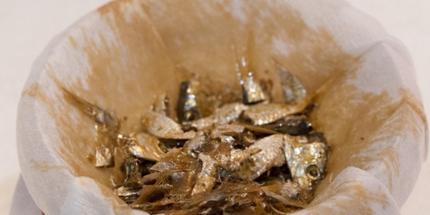 1. Этап. Тайский рыбный соус: 6. Спустя сутки процеживаю полученную массу через двойной слой марли.