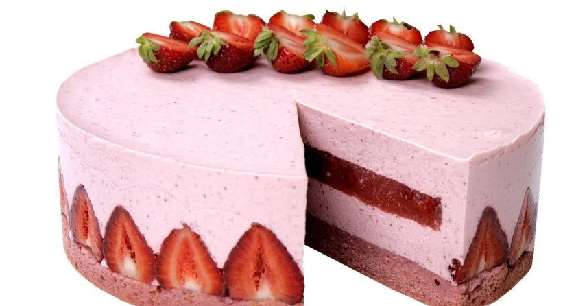 1. Этап. Нежный торт Мечта: 11. Выложите оставшийся крем, разровняйте и накройте пищевой пленкой. Поставьте торт в холодильник на 6-8 часов. Снимите кольцо, пленку и украсьте половинами свежей клубники. Приятного аппетита!