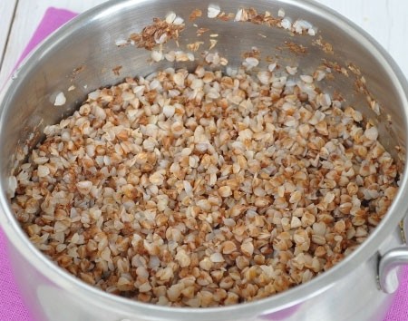 1. Stage. Buckwheat without cooking: Pour a second glass of water into buckwheat, add salt to taste, cover and put on fire. Give the buckwheat to boil and immediately remove from heat. Cover with a towel and let stand for 15 minutes.