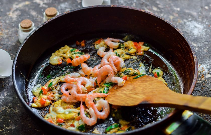 1. Этап. Лапша с креветками по-тайски: Креветки очистите и добавьте в сковороду. Тушите соус пару минут.