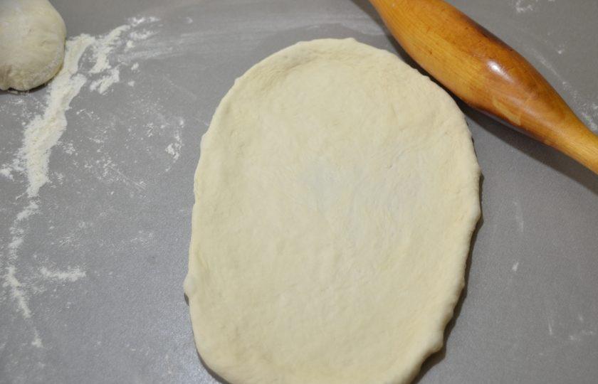 1. Этап. Пицца по-немецки: Раскатывать тесто для пиццы по-немецки следует в овал.