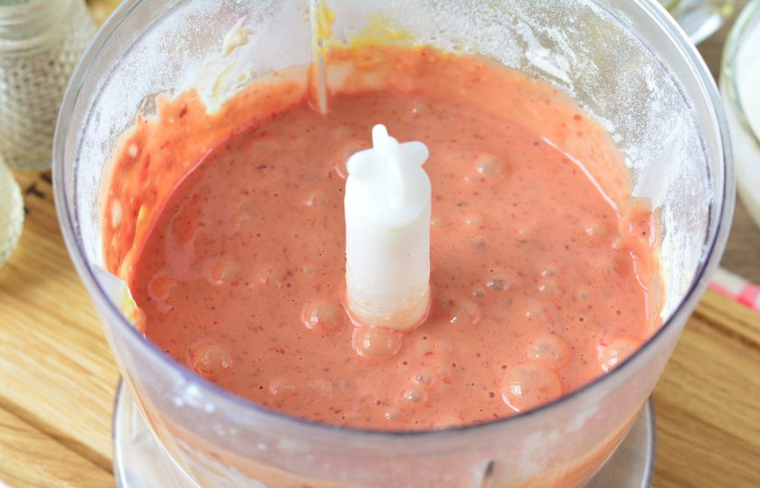 1. Этап. Печеночный торт без майонеза: Измельчите печень в блендере, добавьте специи по вкусу.