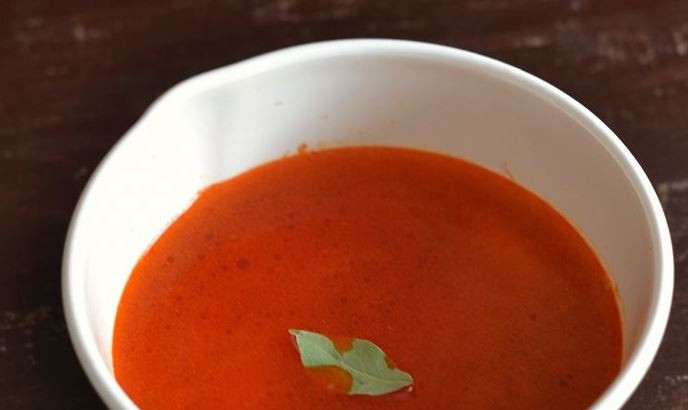 1. Этап. Красный борщ с курицей: Затем добавьте к ингредиентам все количество воды, лавровый лист и соль. Поставьте на огонь и доведите до кипения.