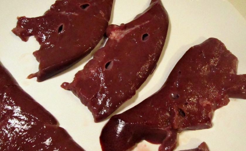 1. Этап. Жареная телячья печень: Тонкими кусочками нарежьте печень. Очистите её от всех прожилок и плёнки.