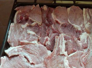 1. Этап. Мясо под шубой в духовке: Мясо уложить на противень.