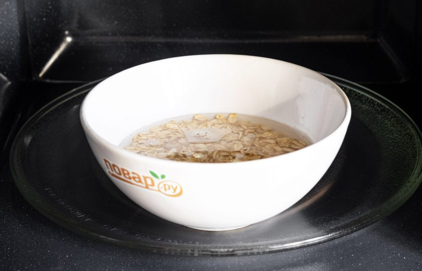 1. Этап. Геркулесовая каша в микроволновке: Поставьте тарелку на 3 минуты в микроволновку на максимальную мощность. После еще раз перемешайте.