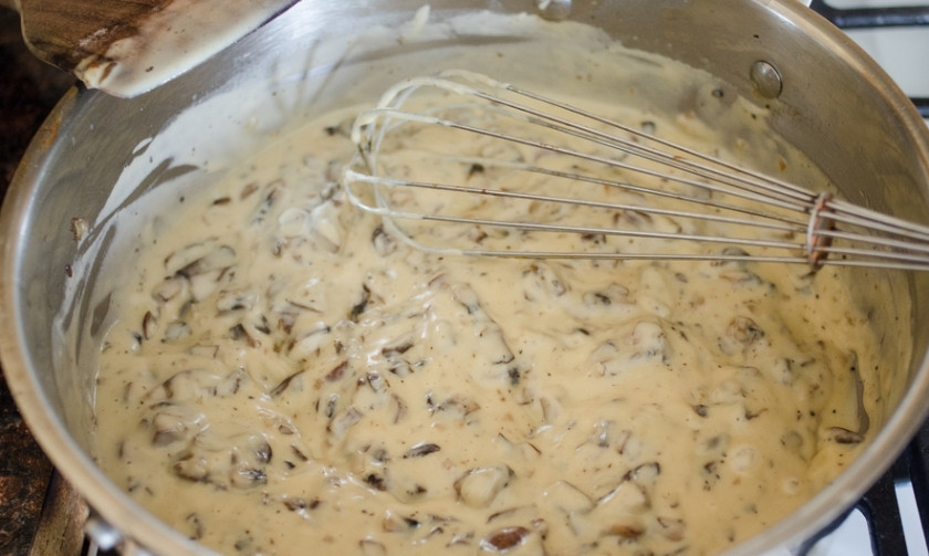 1. Этап. Сырно-грибной суп: 4. Вливаем сметану, добавим крем-сыр, и на маленьком огне доводим смесь до кипения. Дальше добавим бульона ровно столько, сколько вам нужно для желаемой консистенции.