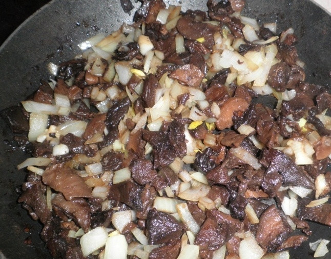 1. Этап. Паста с белыми грибами: Как только он станет золотиться — добавьте грибы и обжаривайте до румяности. Чтобы не пригорели, нужно помешивать лопаткой. Присолите.