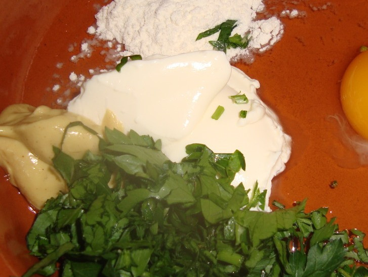 1. Этап. Рулет из баранины: Отдельно смешайте яйцо, сметану, муку (1 ч.л.), горчицу и немного зелени.