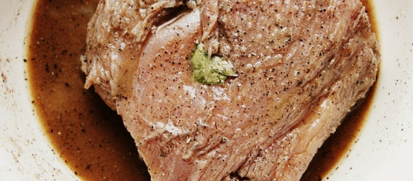 1. Этап. Балык из куриного филе: 1. Грудинку промоем, если слишком большая, то разделим ее на две части, выложим в блюдо. Отдельно смешаем соль, коньяк, перец, специи и паприку, добавим лавровый лист. Теперь смесь из специй добавим к курице, хорошенько оботрем её. Накроем сверху целлофаном и пусть в холодильнике стоит часов 12.