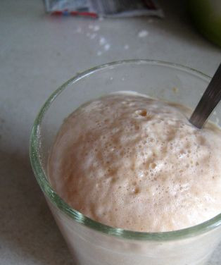 1. Этап. Блинчики на сухих дрожжах: 2. Ставим опару: смешиваем молоко и дрожжи, добавляем немного муки и сахара, ставим в теплое место и ждет около 25-30 минут.