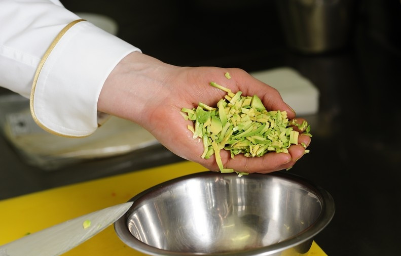 1. Этап. Простой салат из авокадо: Мелко нарезаем и складываем в салатницу.