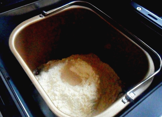 1. Этап. Вкусный белый хлеб в хлебопечке: Просеиваем муку. Насыпаем ее в хлебопечку. Кладем дрожжи, соль и сахар. Наливаем воду или молоко. Затем — растительное масло. Можно ничего не перемешивать вручную. В этом плюс хлебопечки.