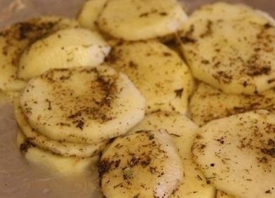 1. Этап. Стейк зубатки: 3. Лист фольги смажьте небольшим количеством растительного масла, выложите на него половину картофеля.