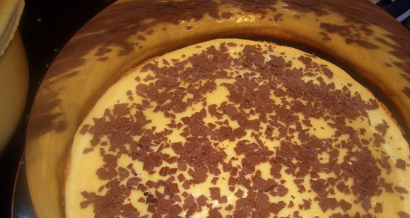 1. Этап. Персиковый торт с маскарпоне: Бисквитные коржи промазываем персиковым кремом. Посыпаем шоколадом каждый слой. Крема не жалеем, кладем обильно.