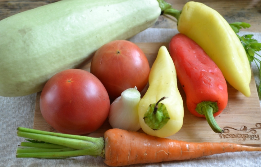 1. Этап. Икра кабачковая с перцем и помидорами: Подготовьте все необходимые ингредиенты. Хорошо помойте все овощи под проточной водой.