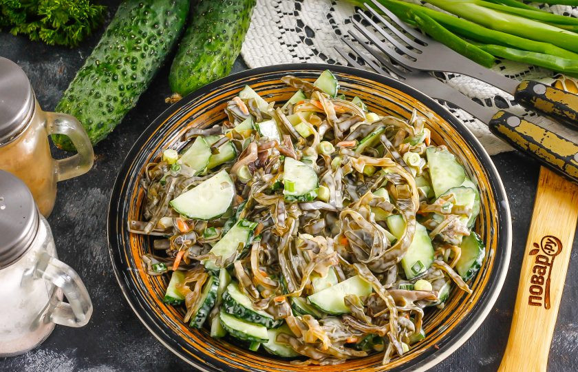 1. Этап. Салат с морской капустой и свежим огурцом: Выложите приготовленный салат на тарелку и подайте к столу.