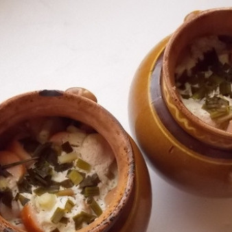 Картошка с сосисками в горшочках