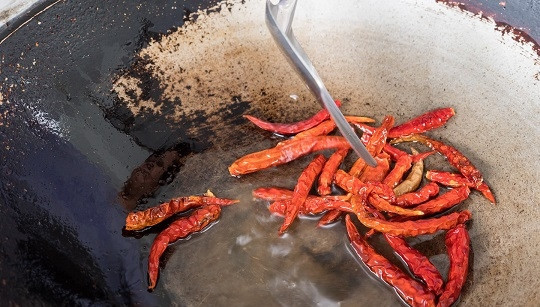 1. Этап. Курица с кешью по-тайски: 5. Следом на сковороду отправьте перец. Тоже обжарьте буквально минутку и снимите.