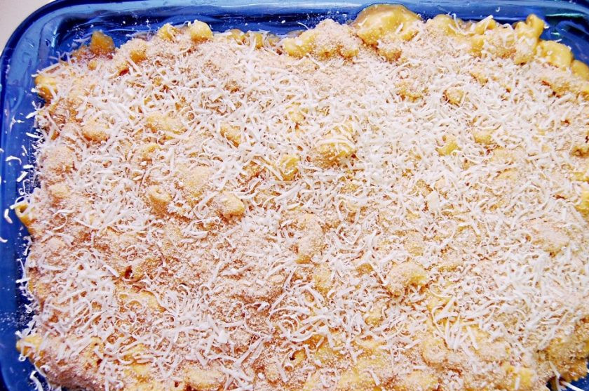 1. Этап. Тыквенные макароны: 4. Теперь выложите макароны в форму для выпечки. Сверху распределите оставшееся масло. Влейте молочный соус. Натрите сыр. Всыпьте красный перец и сухари.