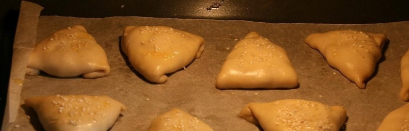 1. Этап. Самса узбекская слоеная с мясом: 8. Разогреваю духовой шкаф и перекладываю самсу на противень с пекарской бумагой, посыпаю немного кунжутом для украшения.