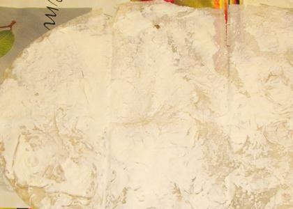 1. Этап. Рулет из лаваша с семгой и сыром: Осторожно расстилаем лаваш на столе, промазываем его поверхность сыром Филадельфия (можно заменить любым сливочным сыром). Также для этого блюда подойдет сорт сыра Маскарпоне.