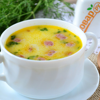 Суп с охотничьими колбасками и сыром