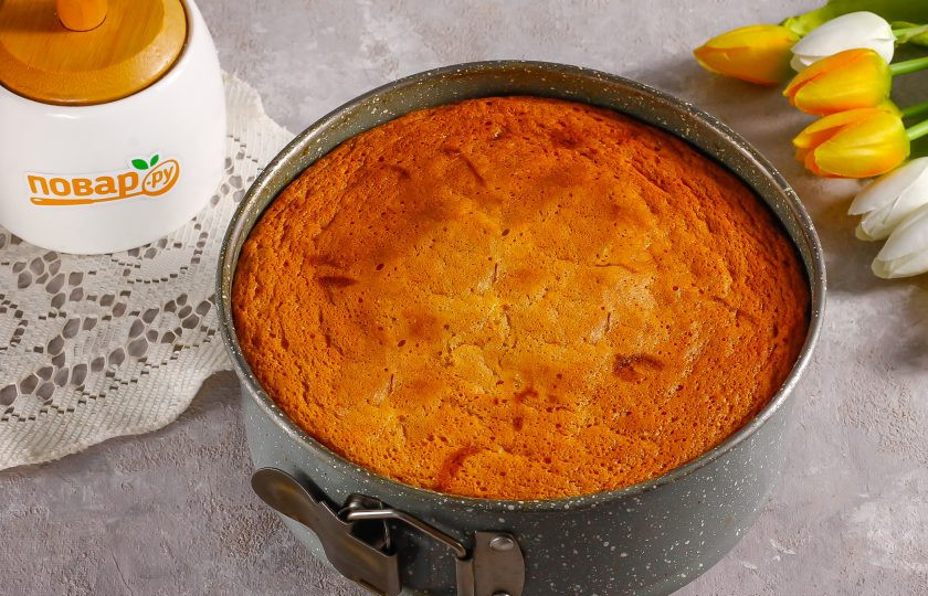 1. Этап. Кокосовый пирог с вишней: Когда пирог остынет, извлеките его из формы.