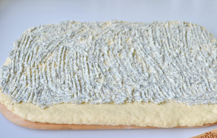 1. Этап. Французские булочки: 6. Раскатайте тесто толщиной в 1 см. Смажьте кремом, чуть отступив от края.