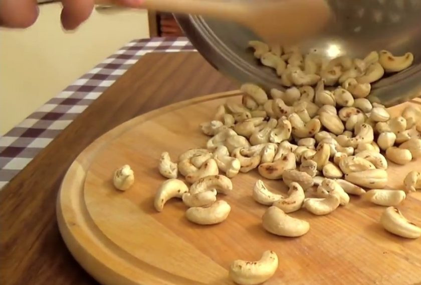 1. Этап. Домашний торт Киевский: 1. За 24 часа перед приготовлением коржей белки поместите в чистую миску, накройте крышкой и оставьте при комнатной температуре. Орехи слегка обжарьте, остудите и порубите на крупные кусочки.