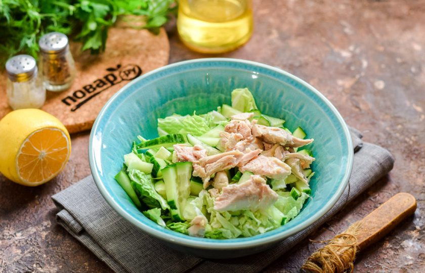 1. Этап. Салат Похудейка с курицей: Сложите все ингредиенты в миску, добавьте соль, перец, масло и лимонный сок. Перемешайте и подавайте к столу.