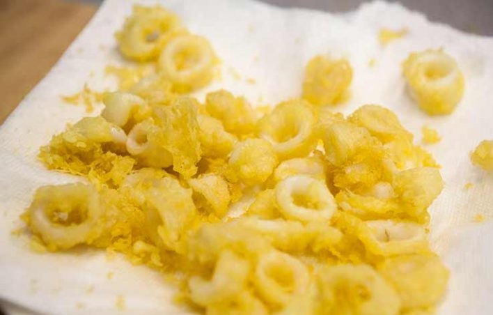 1. Этап. Кальмары в темпуре: 5. Аккуратно шумовкой или палочкой достаньте кольца и выложите их на салфетку.