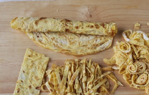 1. Этап. Салат с индейкой: Нарежьте готовые блинчики соломкой или сверните в рулетик и нарежьте длинной лапшичкой, выбор за вами.