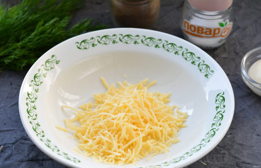 1. Этап. Сырный паштет: Твердый сыр натрите на мелкой терке в глубокую емкость.