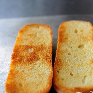 1. Этап. Итальянские горячие бутерброды: Обжариваем булки.