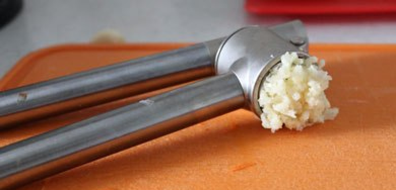 1. Этап. Свинина с кабачками в мультиварке: 3. Выдавливаем чеснок и отправляем к мясу. Жарим на небольшом количестве растительного масла.