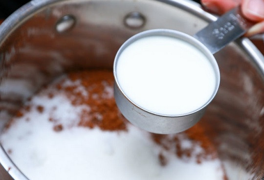 1. Этап. Вкусный торт из печенья: 6. В небольшой сотейник отправьте какао, молоко, сахар.