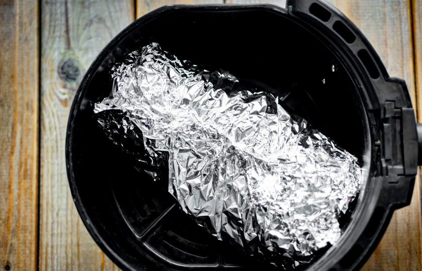 1. Этап. Карп в аэрогриле: Карпа в фольге выложите в чашу аэрогриля и установите в сам аэрогриль. При максимальном обдуве запекайте рыбку в течение 40 минут при температуре в 200 градусов.