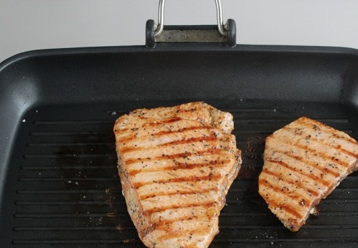 1. Этап. Салат с индейкой: Обжарьте стейк индейки на сковороде гриль или на обычной сковороде, буквально по паре минут с каждой стороны, посолите. Стейк уже промаринован в специях, мясо получается мягкое, нежное. Поджаренный стейк уберите в чашку, накройте, пусть отдыхает.