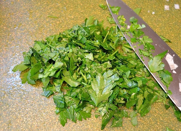 1. Этап. Запеченная индейка кусочками: 4. Вымойте и крупно нарежьте петрушку.