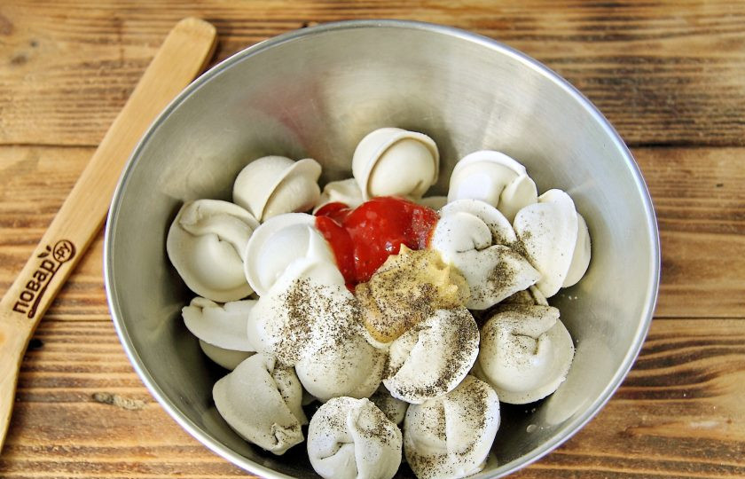 1. Этап. Пельмени на мангале: Добавьте по вкусу соль, перец, горчицу, майонез, кетчуп и растительное масло.