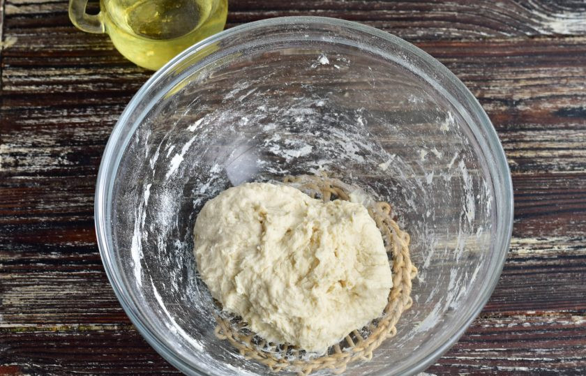 1. Этап. Беляши с капустой: Замесите тесто.