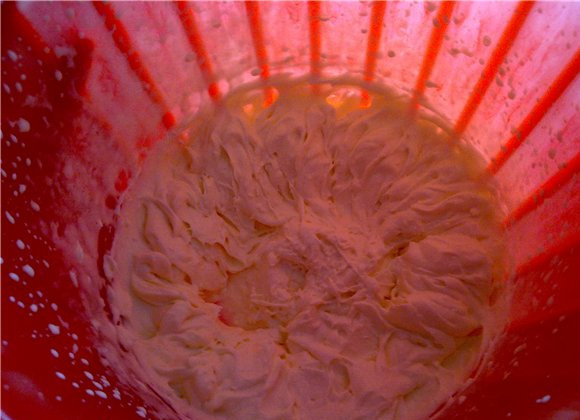 1. Этап. Крем из сливочного сыра: Сливки предварительно охлаждаем, затем переливаем их в миску, добавляем загуститель и начинаем взбивать сливки миксером сначала на маленькой скорости, затем ее необходимо постепенно увеличить. Взбиваем сливки в течение 5-7 минут до образования густой и пышной пены.