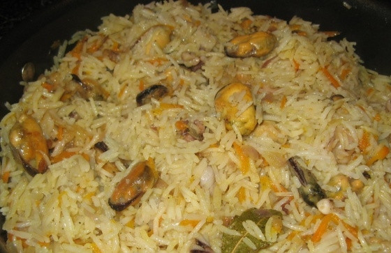 1. Этап. Плов с морепродуктами: Перемешиваем все ингредиенты и накрываем кастрюлю крышкой, даем настояться 8-10 минут. Теперь наш плов готов, и мы можем приступить к дегустации. Приятного аппетита!