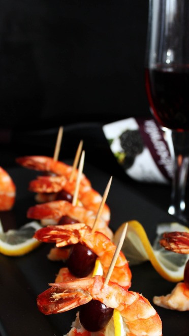 1. Этап. Маленькие бутерброды на палочке: Одеваем креветки, виноград и ломтики лимона на деревянные шпажки. Готово! Приятного аппетита!