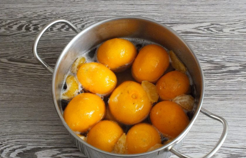 1. Этап. Варенье из целых мандаринов: В сироп выложите мандарины, доведите до кипения. С этого момента, убавьте огонь до чуть ниже среднего. Варите 30 минут. После снимите с огня, выдержите 6 часов. Повторите проваривание (30 минут). Опять выдержите 6 часов.