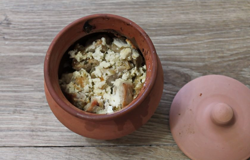 1. Этап. Мясо с баклажанами в горшочках в духовке: Закройте горшочки крышкой и поставьте в горячую духовку. Готовьте мясо с баклажанами в течение одного часа при температуре 180 градусов. Затем достаньте горшочки и подавайте к столу.