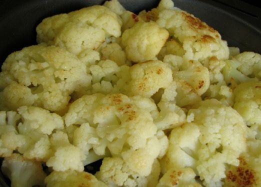 1. Этап. Запеканка из цветной капусты с яйцом: 3. Теперь растапливаем на сковороде сливочное масло, немного обжариваем на нём соцветия (до появления румяности по бокам). После этого складываем капусту в форму, в которой будем делать запеканку.