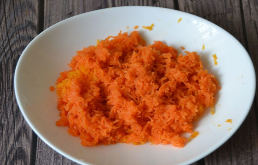 1. Этап. Сырная закуска Мандарины: Отварную морковь натрите на мелкой терке, если морковь очень сочная, слегка отожмите сок.
